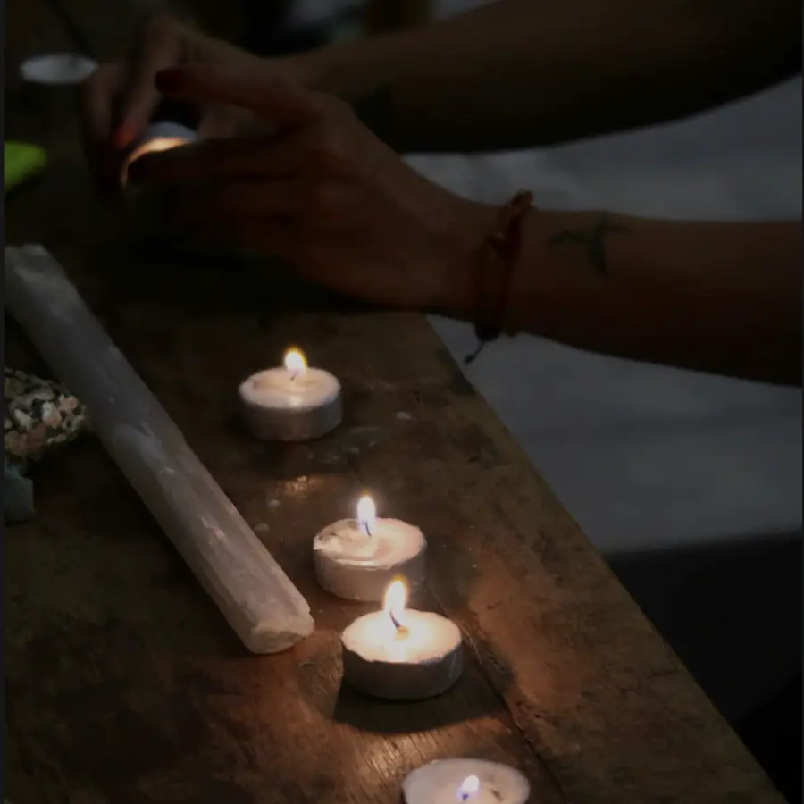 Velas y selenita antes de una sesión